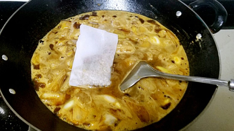 滋味羊肉煲,加入香料包,盖上锅盖焖40分钟。