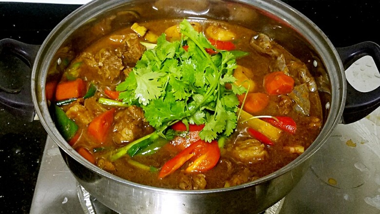 滋味羊肉煲,如果直接用来打火锅的话,汤汁要多一些,吃完羊肉后可以加入青菜或面筋等配菜煮食。