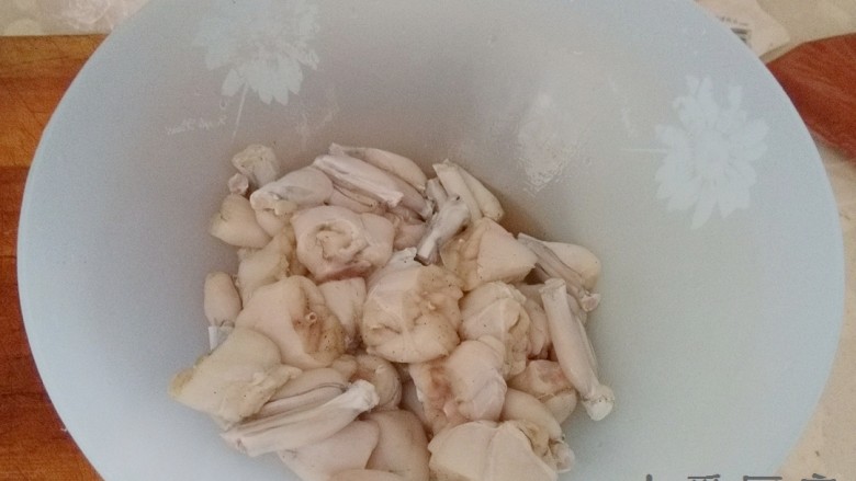 馋嘴蛙,将切好的牛蛙加湿淀粉、盐、味精码味,腌渍5分钟。
