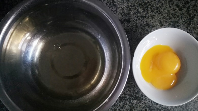 巧克力磅蛋糕,取两个干净无水的容器分离蛋白和蛋黄