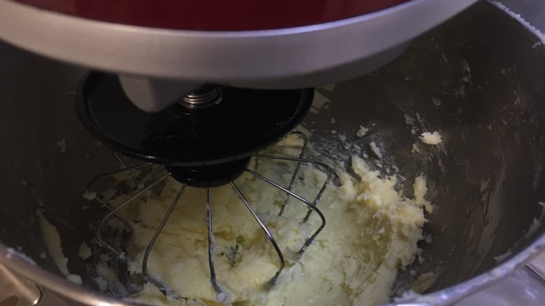 咖啡樱桃玛格丽特高纤饼干,用厨师机将黄油打至发白即可;