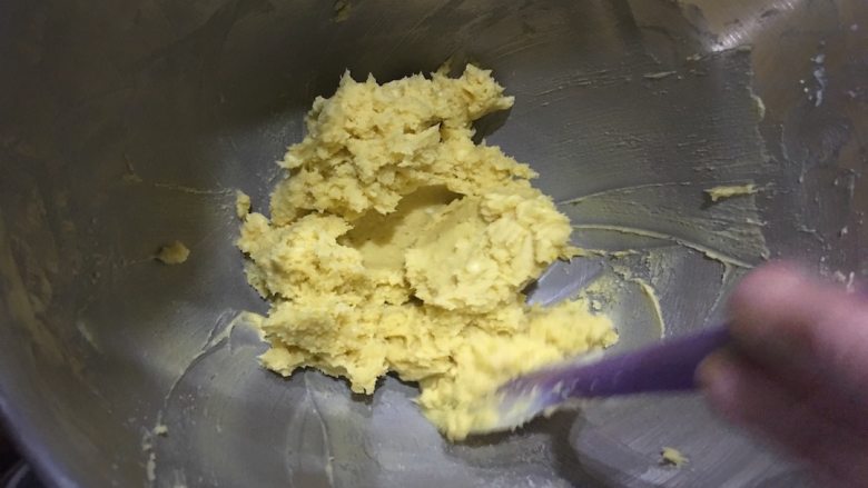 咖啡樱桃玛格丽特高纤饼干,将过筛后的鸡蛋黄与黄油搅拌均匀;