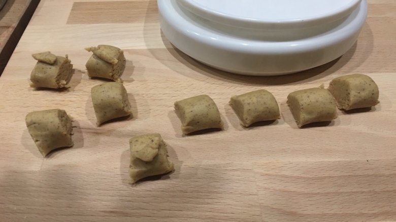 咖啡樱桃玛格丽特高纤饼干,然后将其称量分为10g左右大小的小面团;