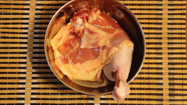 红烧鸡腿,鸡腿洗净,沥干水分。