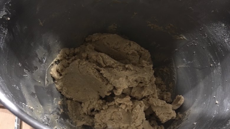 咖啡樱桃玛格丽特高纤饼干,再把刚才准备好的面粉混合物与黄油蛋黄混合,柔和为均匀的面团;