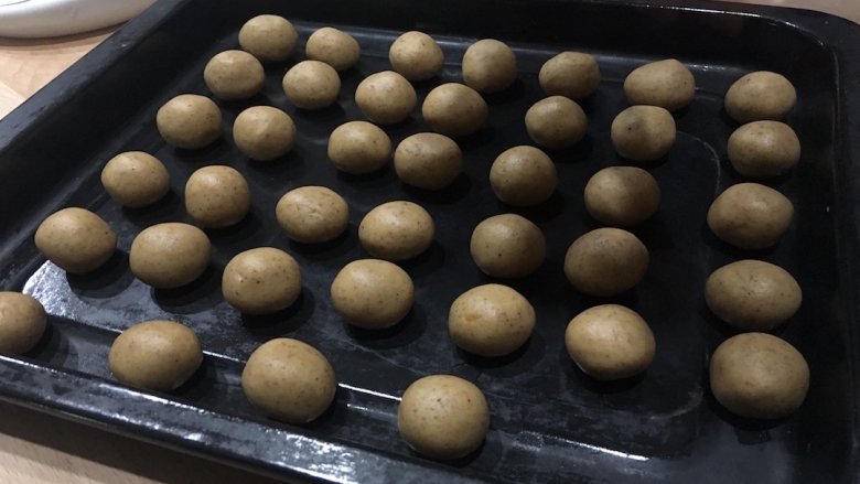 咖啡樱桃玛格丽特高纤饼干,用双手手掌将小面团分别搓成小圆球状,全部搓好后盖上保鲜膜并放入冰箱冷藏15分钟;