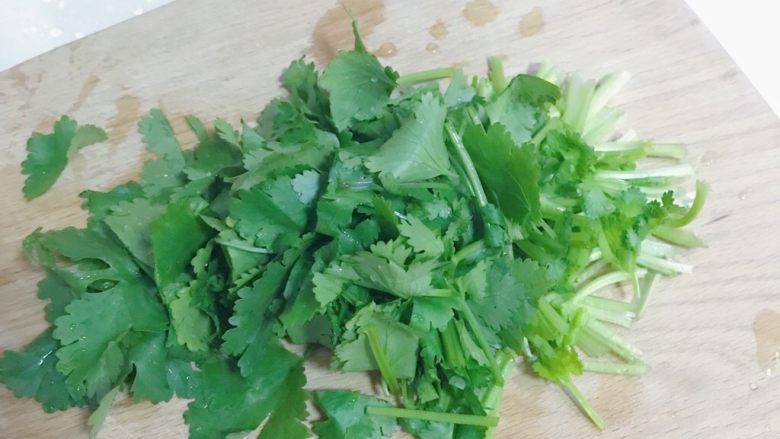 凉拌猪心,食材处理二: 凉拌酱汁
香菜切段