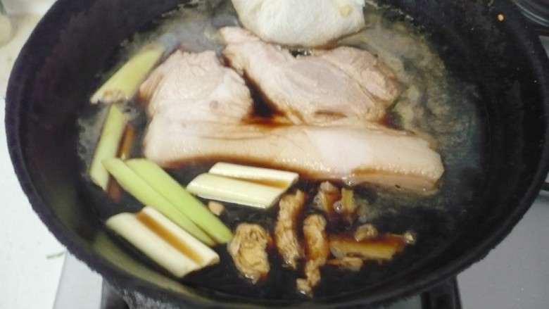 老潼关肉夹馍,锅内再次倒入清水放入焯好的猪肉,大火烧开,放入调料包加1碗老汤改小火慢炖2小时。