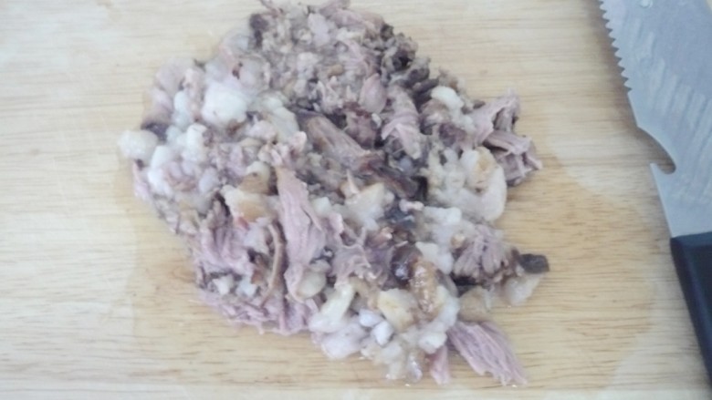 老潼关肉夹馍,炖好的肉稍放凉后,用刀剁成肉末,不用太碎