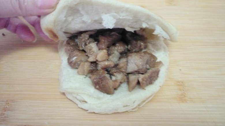 老潼关肉夹馍,将切好的肉夹入烙好的饼里,香喷喷的肉夹馍就好了。