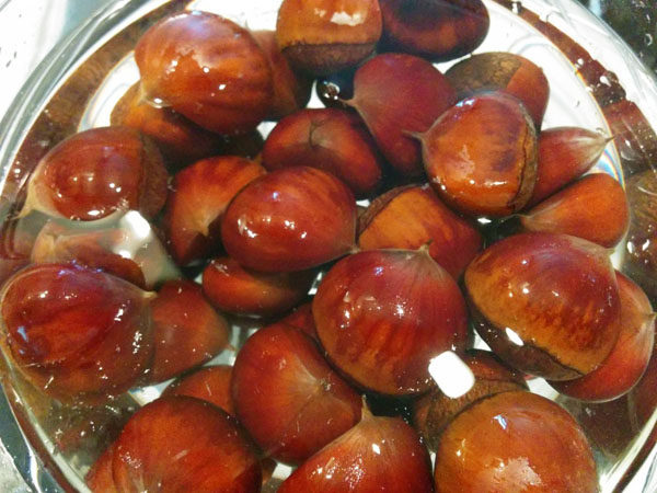 糖渍栗子(带皮版+去皮版),先说带皮版【涩皮煮】
最近很多水果店可以去栗子壳,
不过机器去壳涩皮被削掉了,
所以这次还是需要自己去壳吧~
栗子用凉水泡一晚,
把浮起来的栗子扔掉
(一般有虫蛀空洞才会浮起来)