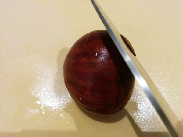 糖渍栗子(带皮版+去皮版),用刀削掉硬壳。
从下面圆圆的部分开始。
