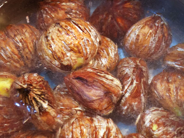 糖渍栗子(带皮版+去皮版),剥好得到一堆毛茸茸的栗子。
水里放一勺小苏打 浸泡一晚
这样能清除掉很多杂质
也可以直接煮 但需多煮几次