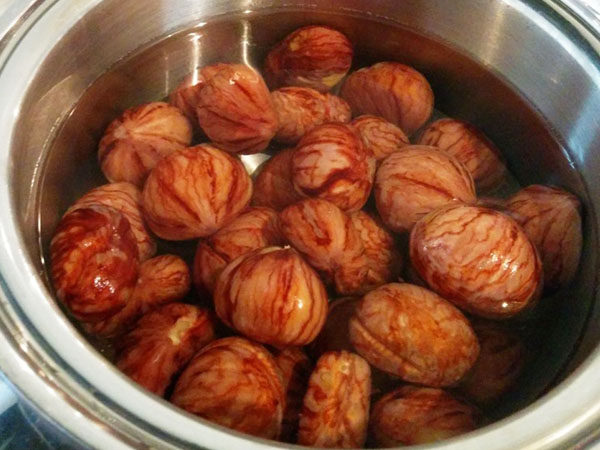 糖渍栗子(带皮版+去皮版),第二天 开火煮10分钟左右
水变得漆黑就倒掉
等栗子凉一些以后用手指揉搓
毛茸茸的皮也会脱落下来一大半