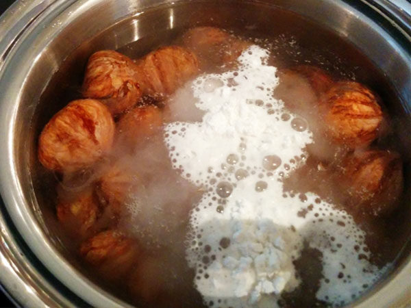 糖渍栗子(带皮版+去皮版),再用小苏打水煮一次,
这次水应该没那么黑了,
之后同样把变软的外皮揉搓下来。
