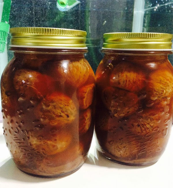 糖渍栗子(带皮版+去皮版),最后可以放入其他调料增加风味
我一般会放一勺柠檬汁
(防止变色,增加保质期)
一勺蜂蜜
(增加风味,增加光泽)
一勺白兰地
(增加风味,增加保质期)
放朗姆酒之类做蛋糕用的酒都可以
当然什么都不加也很好吃了。
最后装在无水无油的瓶子里冰箱保存。
推荐密封瓶,普通玻璃瓶也可以
但如果长期保存,建议做密封处理。