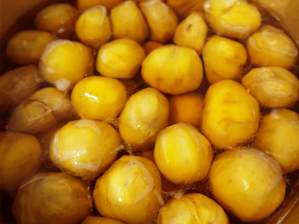 糖渍栗子(带皮版+去皮版),干净的栗子下水煮 沸腾后开小火
保持栗子完整,煮20分钟左右
此期间如出沫子需用勺子撇掉
如水还是脏就把水全换掉
因为栗子变软了处理时要小心哦