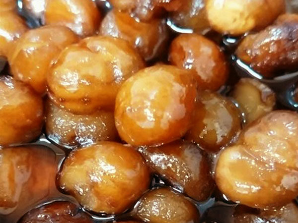 糖渍栗子(带皮版+去皮版),再次放水加糖同煮
参考涩皮煮做法
如有沫子需要再撇一次
煮40分钟左右最后收汁
待水份减少到一定程度
开始粘稠即可关火
最后装在无水无油的瓶子里保存
参考涩皮煮~