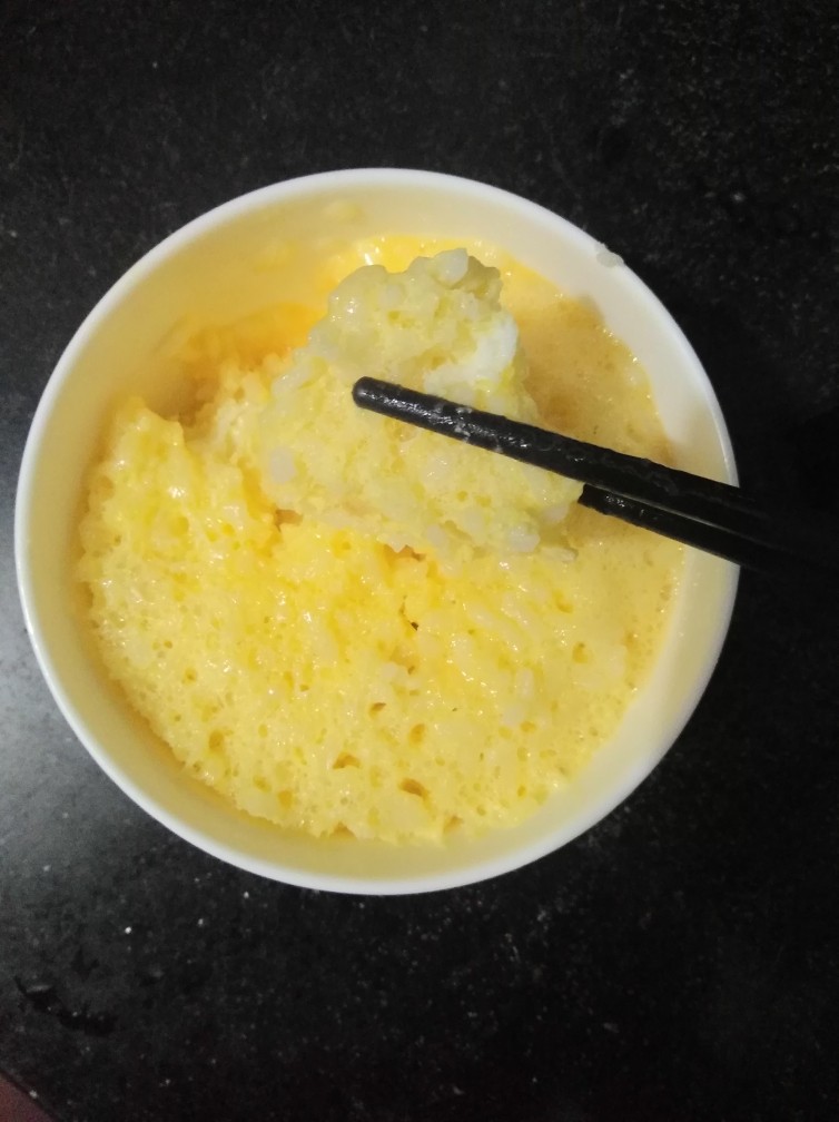 微波炉超快手万能黄油鸡蛋饭,夹起来的样子 很漂亮!这个时候的熟度我觉得刚刚好 如果不太能接受还有一点点流动的鸡蛋 就拌开 再10~20秒 整体控制在两分钟内