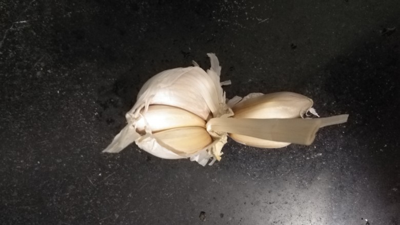 微波炉超快手万能黄油鸡蛋饭,万能公式之喜欢蒜味的朋友不能错过黄油蒜香鸡蛋饭 蒜切碎跟黄油混合一起放微波炉10~20s 然后倒在鸡蛋与剩饭的混合物上 做法同上