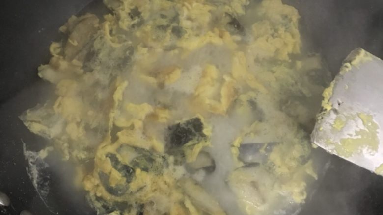 臭干蛋汤,倒入开水,放入盐,烧滚,撒点味精(不喜欢的可以不撒)