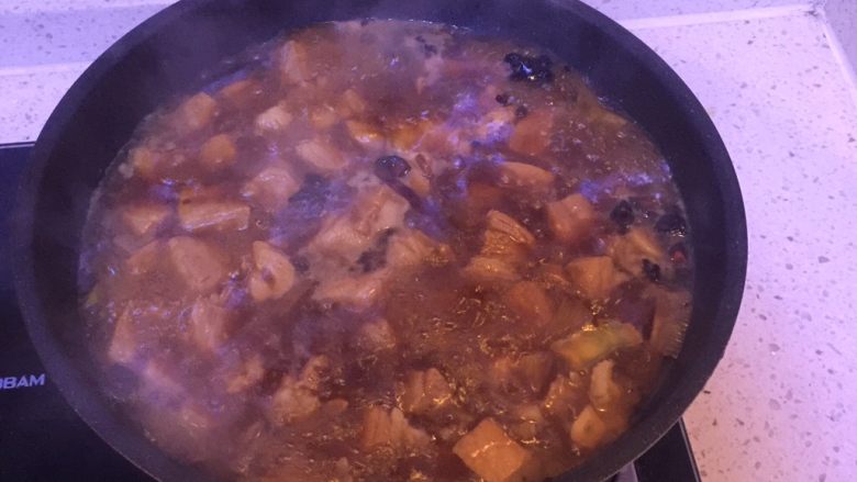 家常小炖肉,大火烧开,改小火慢炖!