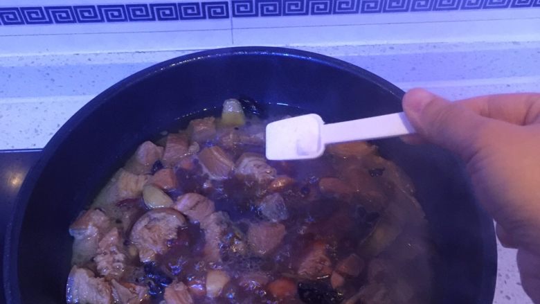 家常小炖肉,时刻观察肉锅,当肉被筷子稍微能扎动事放入15g食盐,继续小火炖