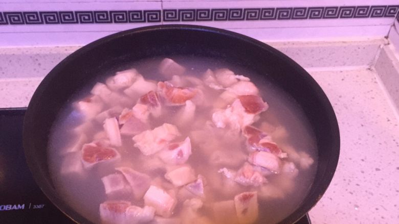 家常小炖肉,放入猪肉块,开锅后捞出备用!