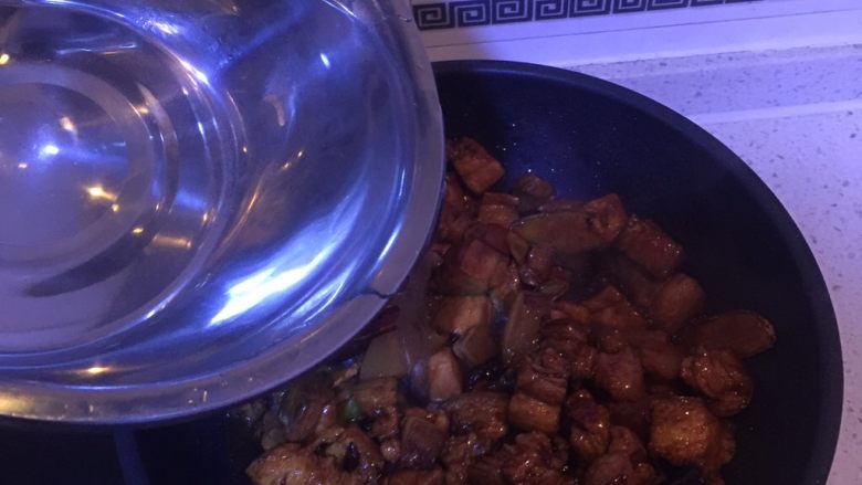家常小炖肉,炒饭汤汁表粘稠全部包裹在肉上,加水直至没过肉多一点!