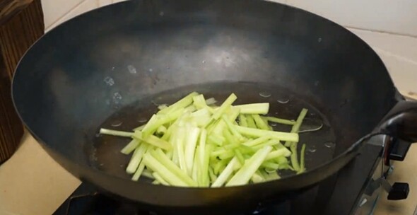 芹菜炒肉,烧开水,放盐、油、把芹菜焯水断生捞出沥水装碗