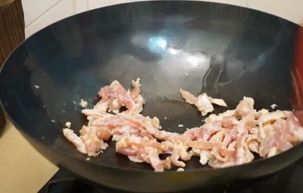 芹菜炒肉,热锅冷油、放入蒜末爆香,出香味后倒入调好味的肉丝,炒至颜色发白