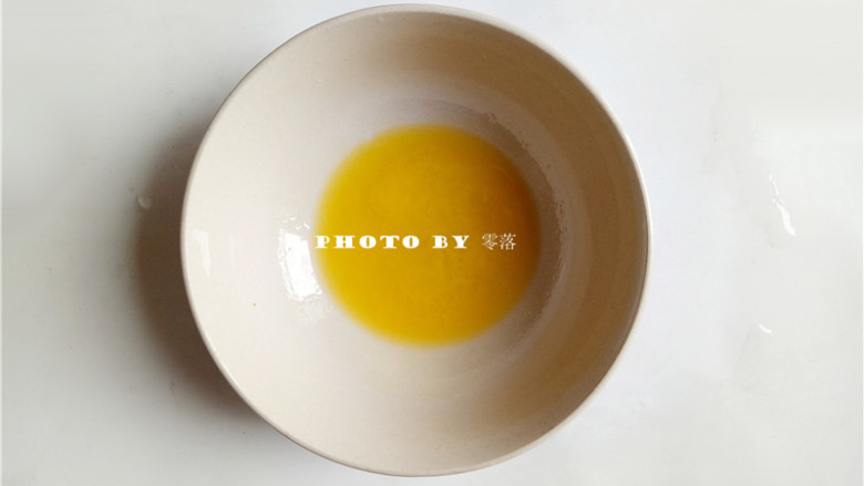 秘制烤胡萝卜,将黄油放进微波炉,加热至黄油融化;