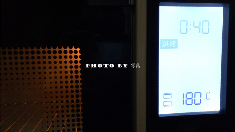 秘制烤胡萝卜,烤箱上下火180度预热;