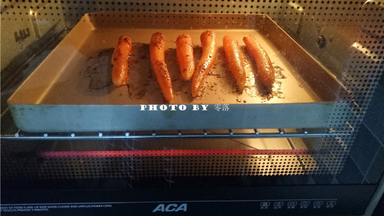 秘制烤胡萝卜,中途给胡萝卜翻下面;