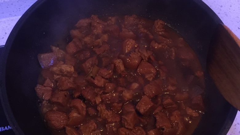 家常小炖肉,顿到肉烂了后再放入适量盐,大火收汤出锅!