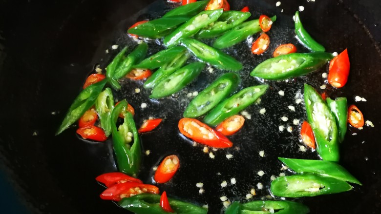 #感恩节食谱#尖椒鸡蛋,多油大火，爆香辣椒。