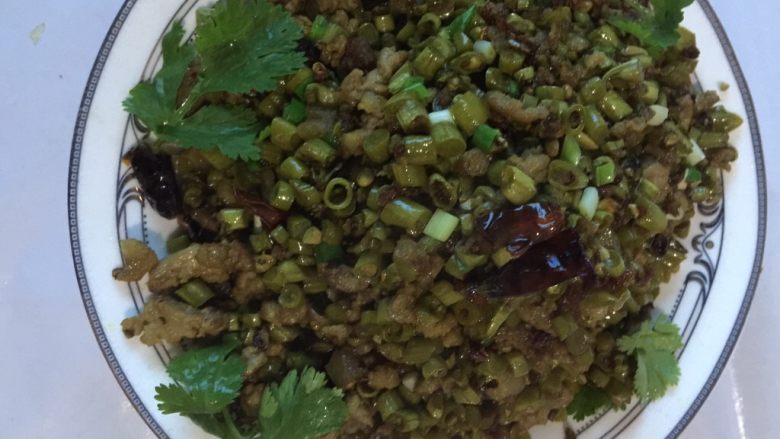 肉末酸豆角,放入鸡精调味 调味