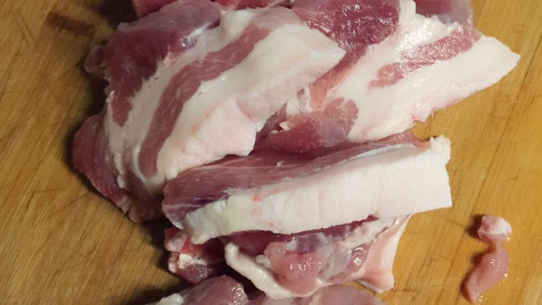 肉末酸豆角,将肉切成小块