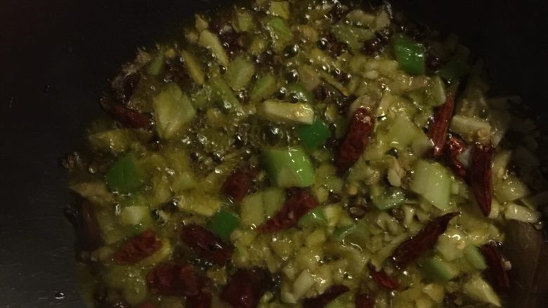 肉末酸豆角,热锅冷油 爆香