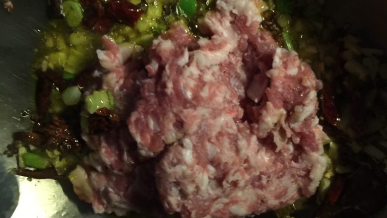 肉末酸豆角,加入肉末