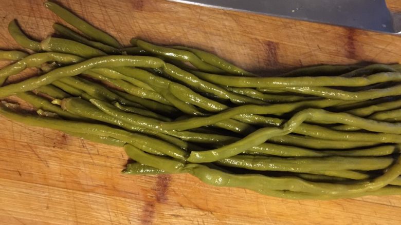 肉末酸豆角,将<a style='color:red;display:inline-block;' href='/shicai/ 5085'>酸豆角</a>洗净