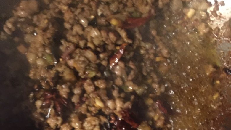 肉末酸豆角,肉炒香加入料酒 酱油