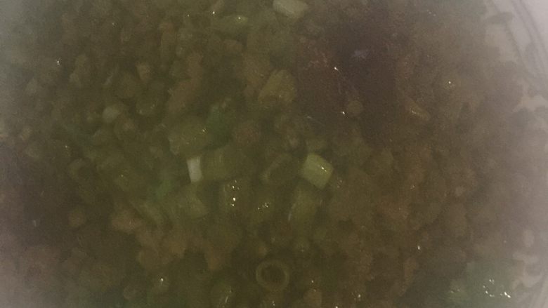 肉末酸豆角,加入酸豆角