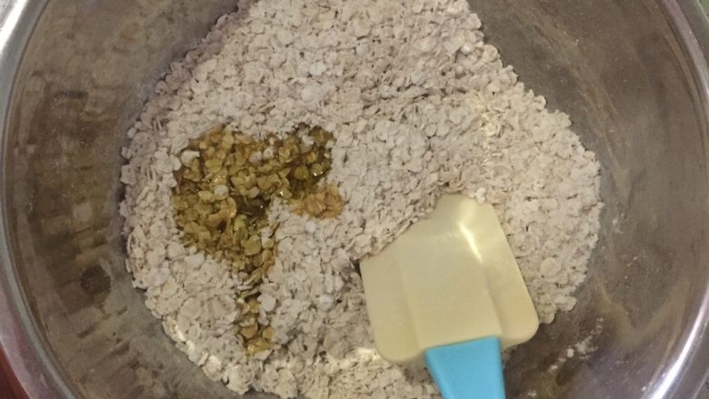 麦片能量球,放油(我用的是菜籽油)不喜欢这个味的可以放无味色拉油或黄油,拌匀
