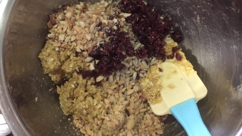 麦片能量球,放蔓越莓碎、花生碎、杏仁碎,葵花籽仁拌匀