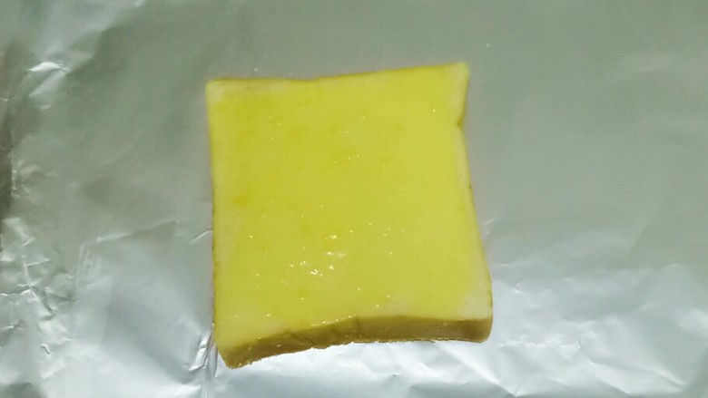 岩烧乳酪,用勺子舀适量浆液浇在土司上,涂抹薄薄的一层