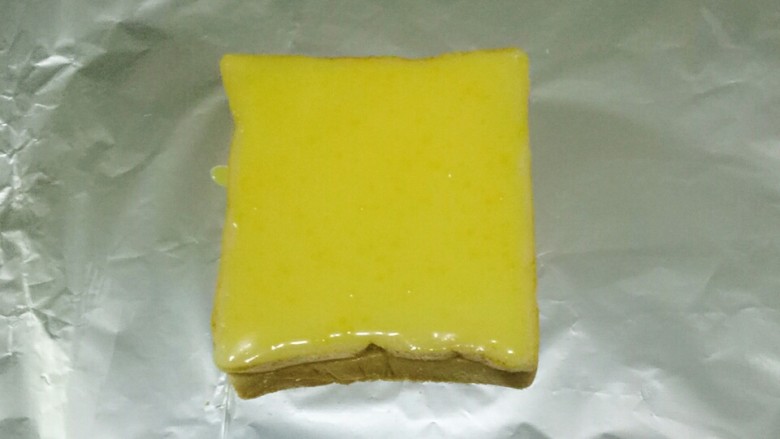 岩烧乳酪,用勺子舀适量浆液浇在土司上,涂抹厚厚的一层