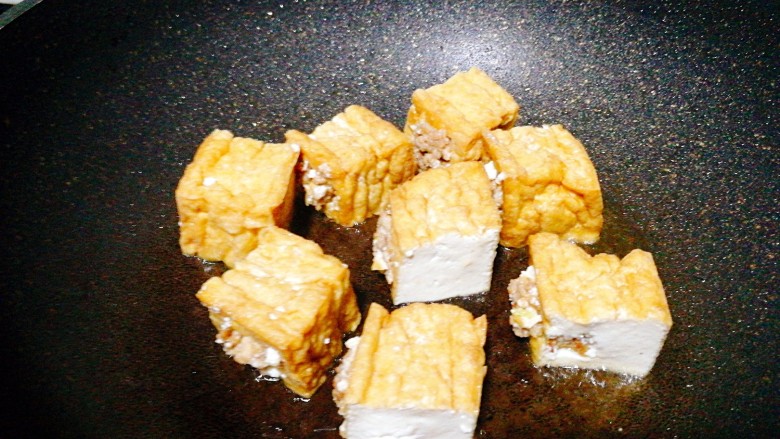 #感恩节食谱#+家常酿豆腐,放入豆腐,因为我是切小块,横切面也要煎,如果是小块豆腐的友友可以忽视这步