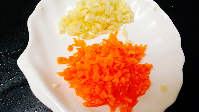 #感恩节食谱#+家常酿豆腐,蒜头末,胡萝卜末切好