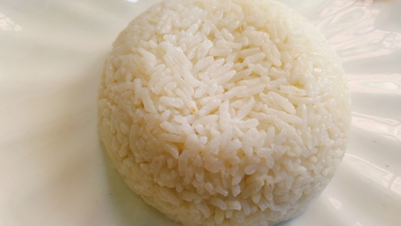 #感恩节食谱#+台湾卤肉饭,取一盘子，倒入<a style='color:red;display:inline-block;' href='/shicai/ 507'>米饭</a>，将卤蛋剥壳切开，青菜，<a style='color:red;display:inline-block;' href='/shicai/ 3440'>小西红柿</a>摆盘，淋上卤肉